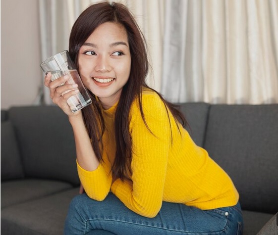 Konsumsi air yang cukup setiap hari bisa mengurangi tingkat stres dan menjaga vitalitas tubuh, sehingga suasana hati lebih baik. Ilustrasi Freepik