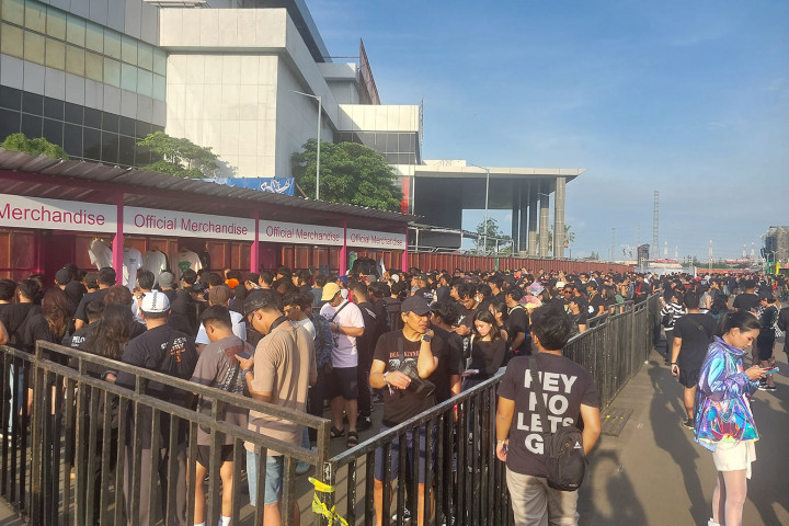 Penggemar Serbu Merchandise di Konser Green Day Jakarta