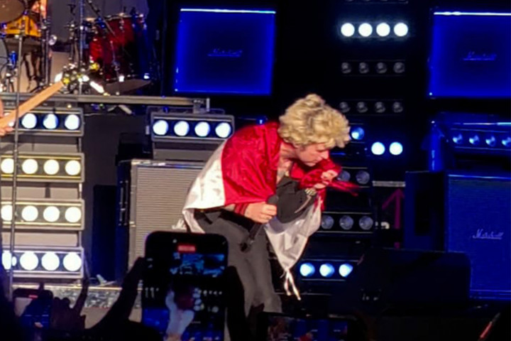 Vokalis Green Day Cium Bendera Indonesia, Bakar Semangat Penonton yang Hadir