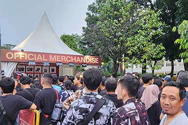 Penggemar Rela Antre 1,5 Jam Demi Dapat Merchandise Linkin Park