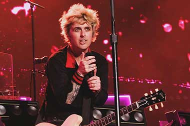 Terkesan dengan Indonesia, Vokalis Green Day Unggah Pesan di Instagram