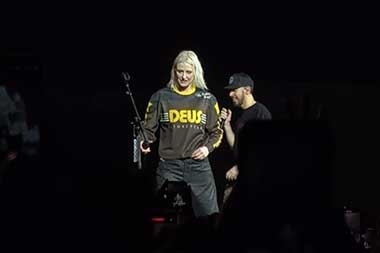 Emily Armstrong Jawab Keraguan lewat Penampilan Apik di Konser Linkin Park Jakarta