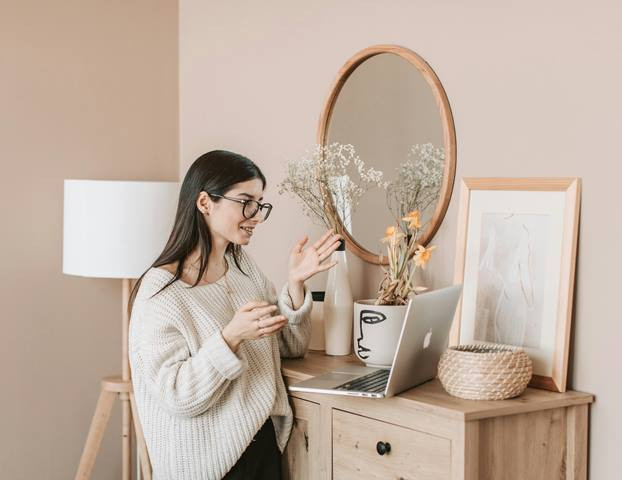 Suka Bicara Sendiri Saat Berpikir, Umumnya Punya 4 Ciri Karakteristik Ini