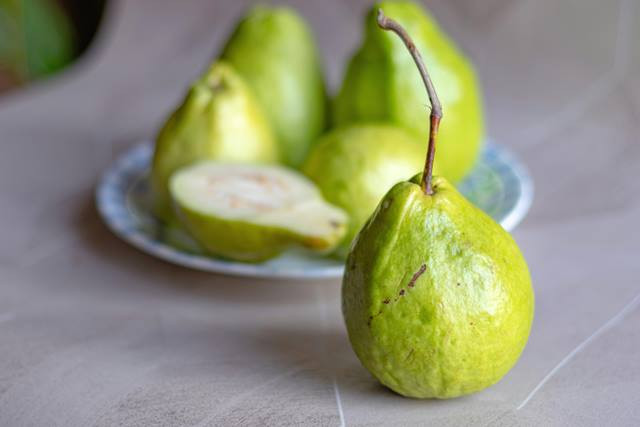 Adapun beberapa alasan mengapa jambu biji dikatakan dapat menurunkan berat badan. (Foto: Ilustrasi/Dok. Pexels.com)