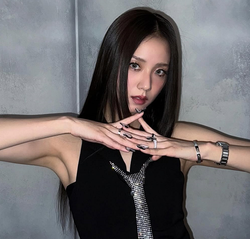 Jisoo BLACKPINK di MV 'Earthquake'. (Foto: Dok. Instagram/@sooya__)