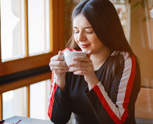 Kopi mengandung lebih dari 1000 bahan kimia, dan saat kita mencerna kafein, tubuh kita menghasilkan zat kimia yang disebut paraxanthine. Ilustrasi Freepik