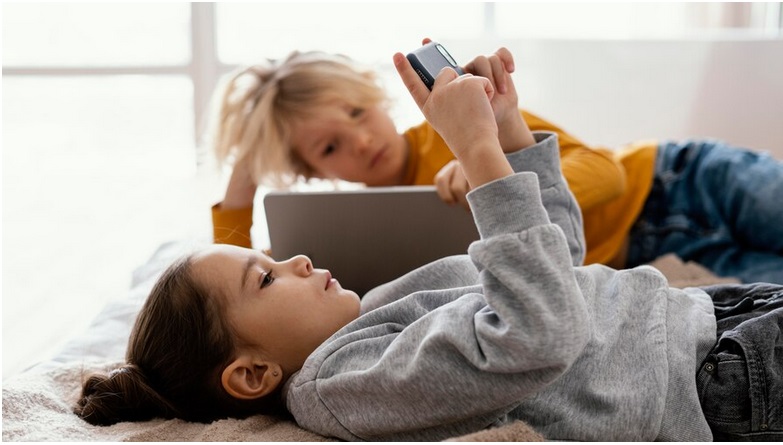 Dampak nyata dari penggunaan gadget tanpa kontrol adalah menurunnya disiplin anak. Ilustrasi-Freepik