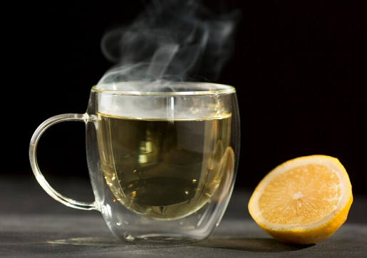 5 Manfaat Menyeruput Air Lemon Panas bagi Kesehatan