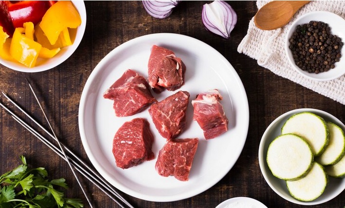 Secara umum, pola makan rendah karbohidrat dan tinggi protein hewani dikaitkan dengan peningkatan risiko penyakit jantung. Ilustrasi Freepik
