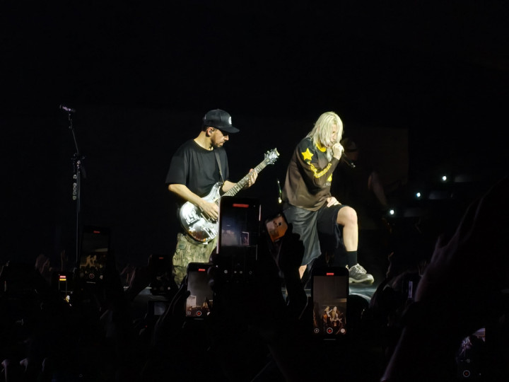 Demi Konser, Fans Rela Traveling