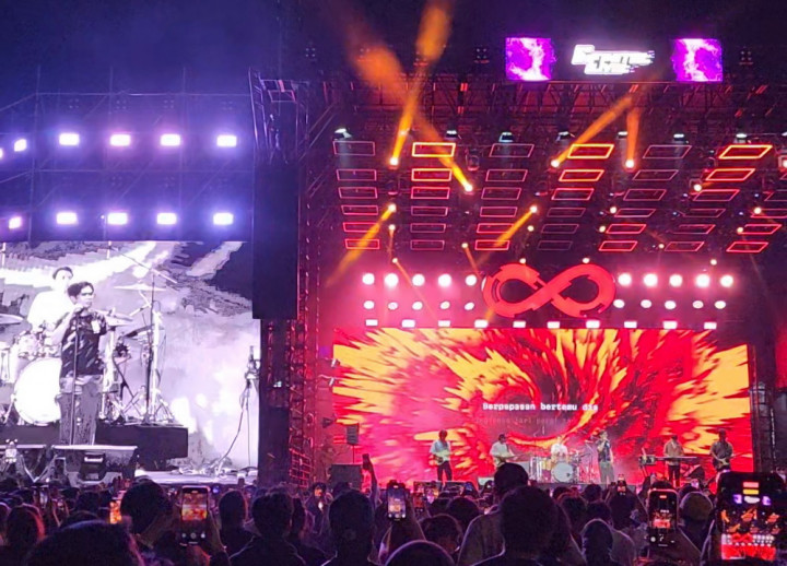 Ketika Aroma Nasi Goreng Buat Juicy Luicy Gagal Fokus saat Manggung