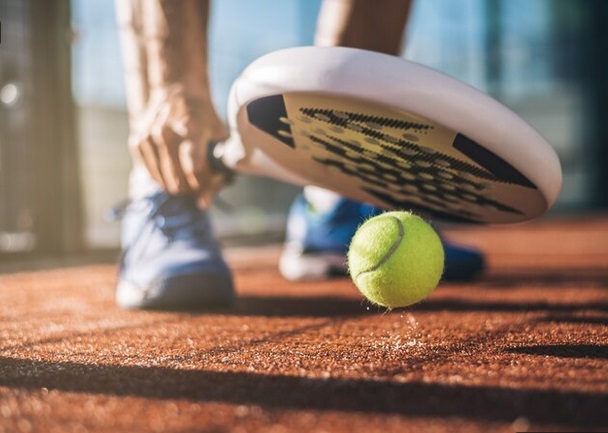 Padel adalah olahraga yang tidak hanya menghibur tetapi juga memberikan manfaat kesehatan yang signifikan. Ilustrasi Freepik
