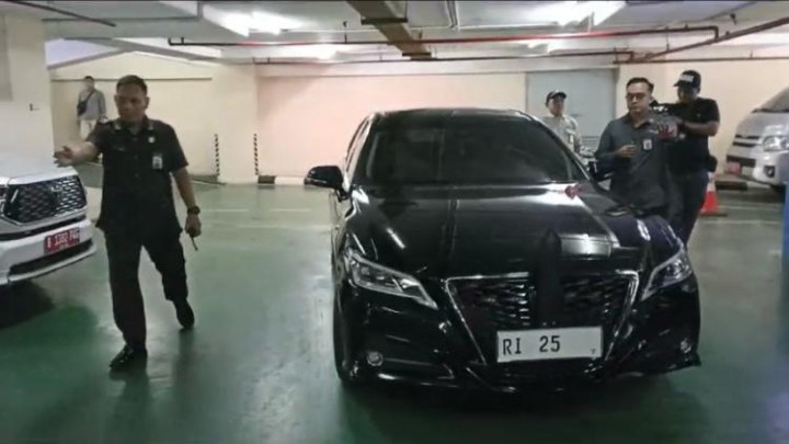 Tinggalkan Kantor, Mendiktisaintek Satryo Bungkam Soal Isu Reshuffle