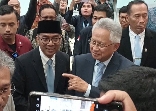 Mendiktisaintek Baru Brian Yuliarto Tiba di Kemendiktisaintek Disambut Peluk Satryo