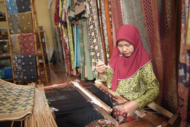 Rumah Kain didirikan pada 2011 oleh Ramaini, seorang perajin yang jatuh cinta pada kain tradisional khas Palembang. (Foto: Dok. Istimewa)