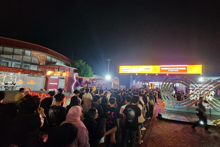 Antrean Panjang Jelang Penampilan .Feast dan Lomba Sihir di IIMS Infinite Live 2025