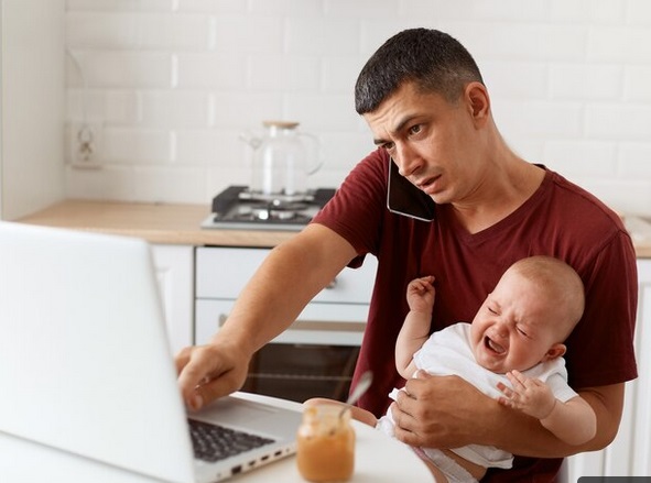 Pria juga pasti mempunyai rasa takut untuk merawat bayi.Ilustrasi Freepik