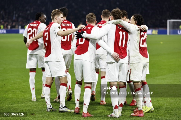 Skuat Ajax merayakan kelolosan ke babak 16 besar Liga Europa-Foto AFP