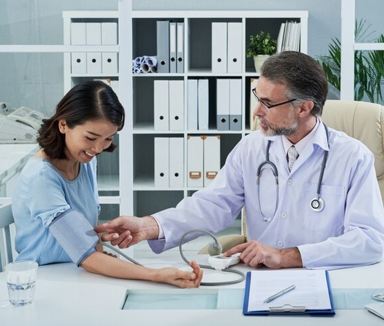 Dengan menjaga tekanan darah tetap dalam kisaran normal, kita dapat mencegah berbagai risiko penyakit serius dan meningkatkan kualitas hidup secara keseluruhan.. Ilustrasi Freepik