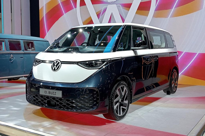 Volkswagen ID. Buzz LWB Resmi Mengaspal Di Jelang Penutupan IIMS 2025