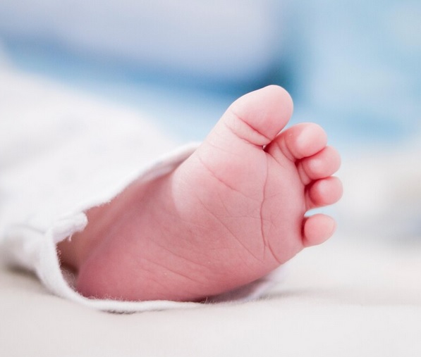 Kelainan genetik yang diturunkan oleh orang tua tak sepenuhnya dapat dilihat melalui program bayi tabung pada umumnya. Ilustrasi Freepik