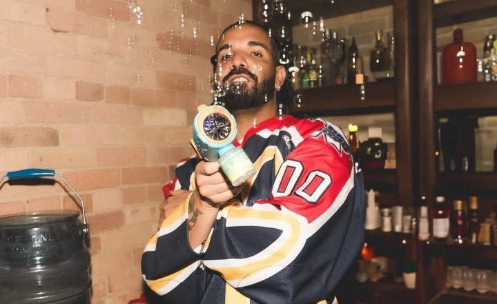 Drake Beri Penggemar Uang Rp326 Juta untuk Beli Kado Ulang Tahun Ayahnya