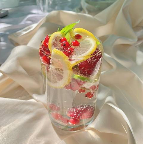 Infused water dapat memberikan rasa dan aroma buah serta mengandung vitamin, mineral, dan antioksidan.  (Foto: Ilustrasi/Dok. Pexels.com)