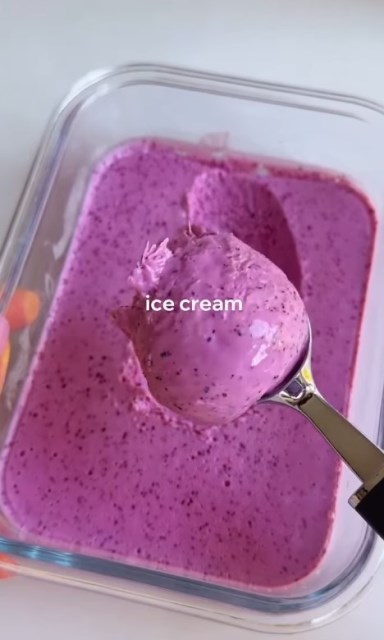 Ih, segar banget ikuti resep mudah es krim serba beri! (Foto: Dok. Instagram Eating Healthy Today/@eatinghealthytoday/Re-post dari Kristen Stavridis/@nutritionistkristen)