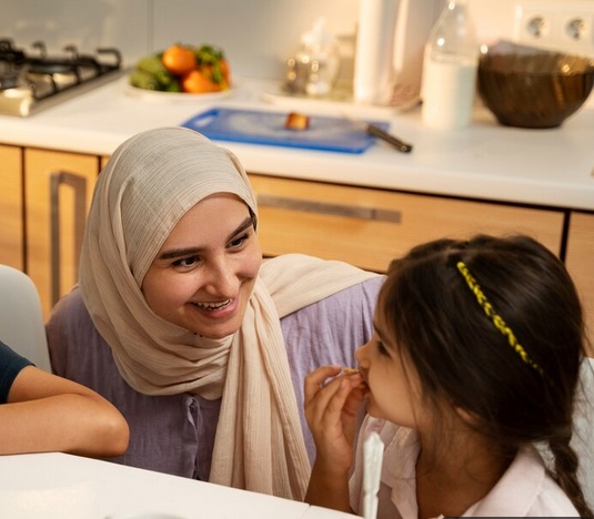 Ajarkan Anak Berpuasa, Moms Jangan Lupakan Nutrisi untuk si Kecil