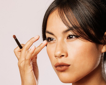 4 Langkah Mudah Menutupi Lingkaran Hitam ala Penata Rias