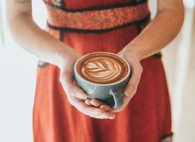  Kopi bisa meningkatkan kadar kolesterol dalam darah. Hal ini disebabkan oleh kandungan diterpen, kafestol, dan kahweol dalam kopi.  (Foto: Ilustrasi/Dok. Unsplash.com)