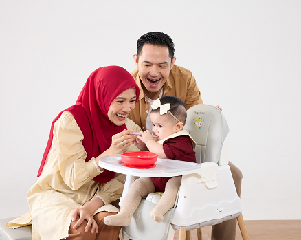 Keluarga Alyssa Soebandono dan Dude Harlino sebagai brand ambassador SUN.  (Foto: Dok. Istimewa)