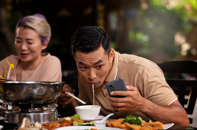 Makan terburu-buru dapat mengakibatkan risiko diabetes yang tinggi. Ilustrasi Freepik