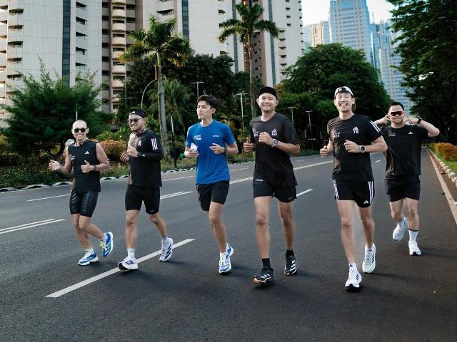 Founder dari Juragan 99 yaitu Gilang bersama public figure lainnya melakukan persiapan maraton di Tokyo Marathon 2025. (Foto: Dok. Istimewa)