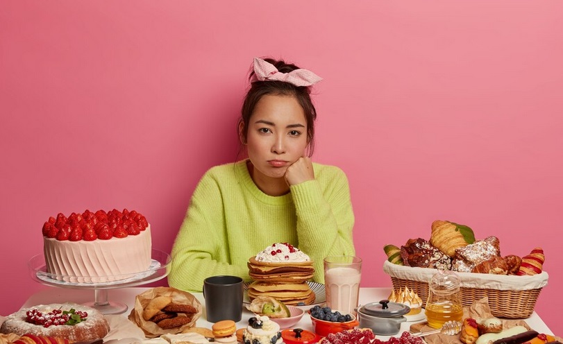 Kamu harus memperhatikan porsi makan dan cara pengolahan agar makanan tetap sehat dan aman bagi lambung. Ilustrasi Freepik