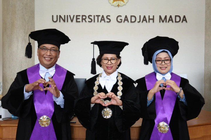 Romantis! Pasangan Suami Istri Ini Dikukuhkan Jadi Guru Besar UGM Bersamaan