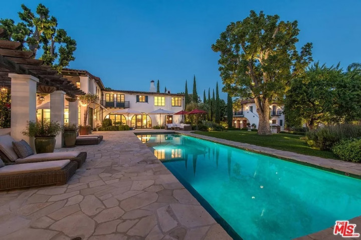 Selena Gomez dan Benny Blanco Beli Rumah Rp580 Miliar