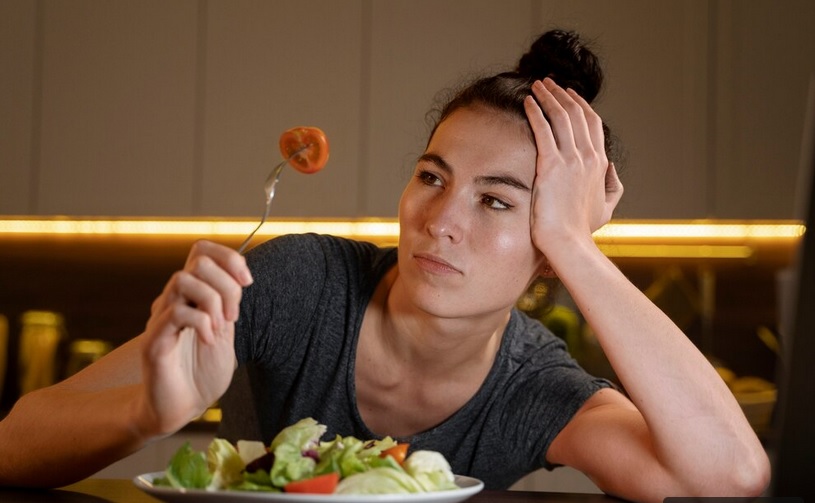 Menjalani diet secara ketat atau tidak nyaman juga berisko mengalami eating disorder. Ilustrasi Freepik