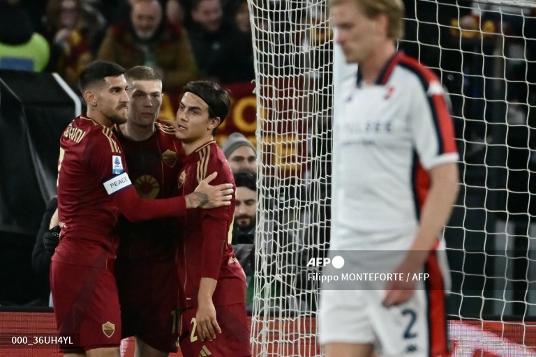 Pemain AS Roma merayakan gol Artem Dovbyk ke gawang Como (AFP/Filippo Monteforte)