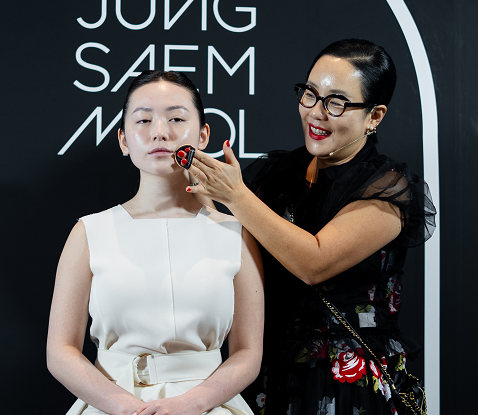 Master Jung saat mempraktekkan cara mengaplikasikan cushion. (Foto: Dok. Istimewa)
