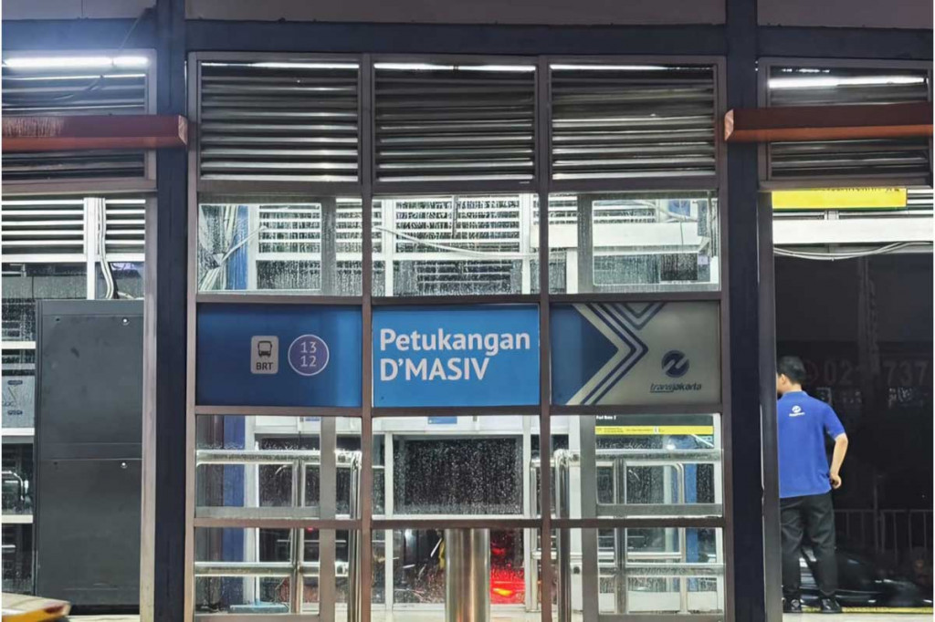 Halte Transjakarta Petukangan D'MASIV (Foto: Instagram @sonyandrio)