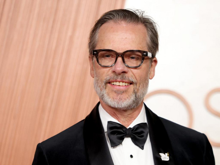 Guy Pearce Kenakan Pin Dukungan untuk Palestina di Oscar 2025