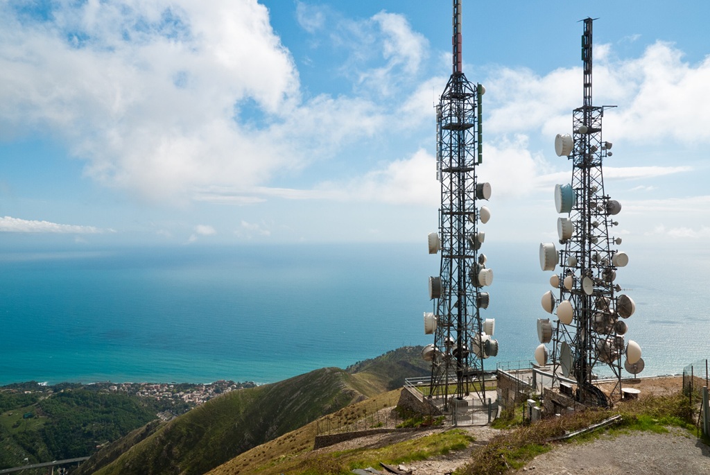 Menara Base Transceiver Station (BTS).