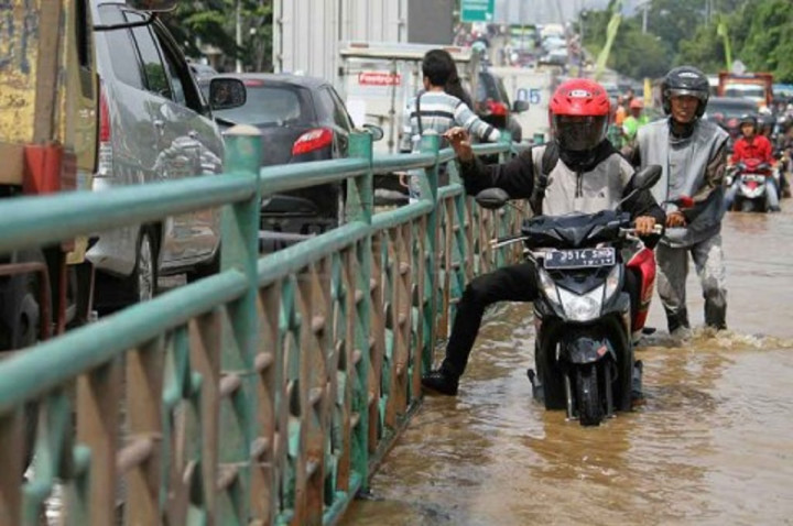 Pertolongan Pertama Motor Mogok Terendam Banjir, Ikuti Langkah-Langkah Ini