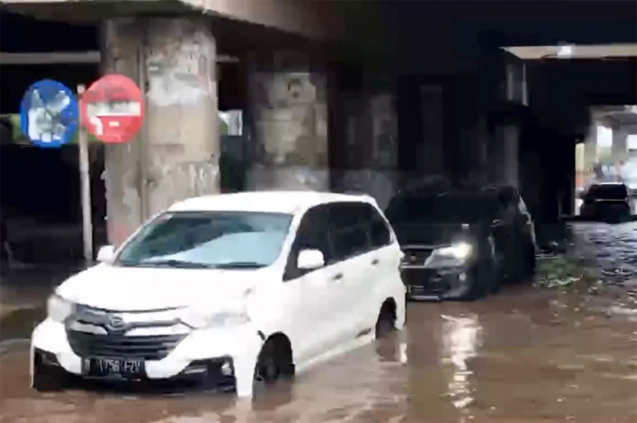 Tenang, Ini Cara Menghadapi Mobil yang Terendam Banjir (1/2)