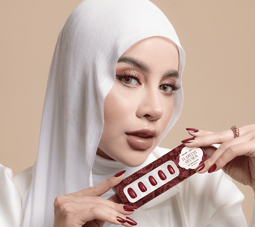 Aghnia menggunakan warna My Red and Die dari koleksi 'Flawless Reunion'. (Foto: Dok. Istimewa)