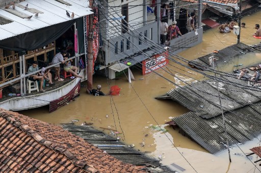 Hujan deras sejak Senin malam - Selasa dini hari (3-4 Maret) membuat sejumlah wilayah di Jabodetabek terendam banjir. AFP PHOTO/Bay Ismoyo
