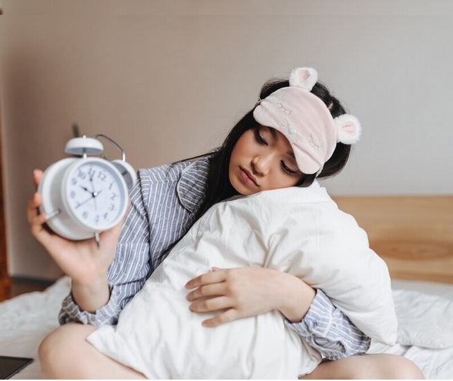 Sebagian besar penelitian setuju bahwa tidur enam jam tidak cukup untuk membuat tubuh tetap fit. Ilustrasi Freepik