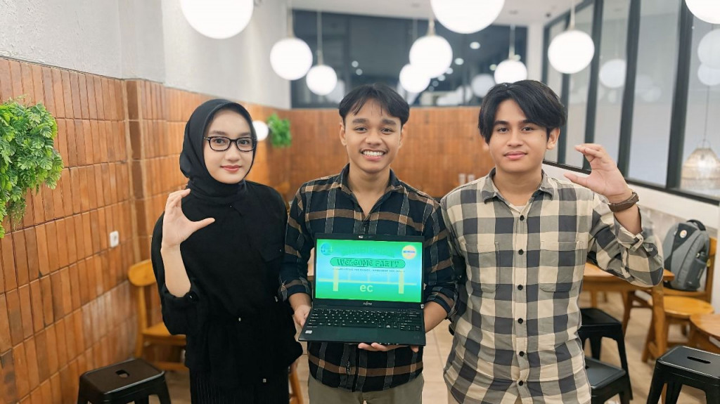 Khairunnisa Rahmahdani Danang, Kohan Gunawan, dan Aldiez Rizkia Centrinova (dari kiri), Co-Founder dan Founder English Check. DOK ITS