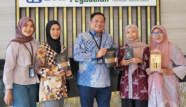 Perempuan Berdaya, dari Kopi Kaki Lima Menjadi Penjual Biji Kopi Kemasan